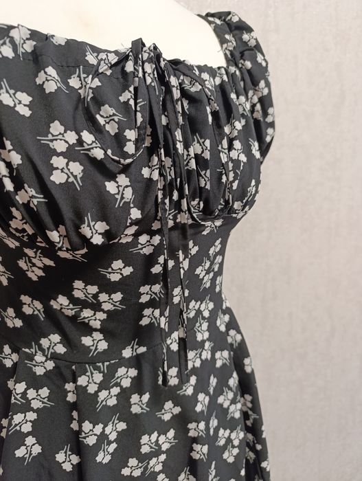 Сукня чорна в квіточку