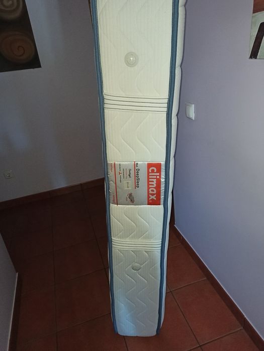 Estrado e colchão de molas paracriança