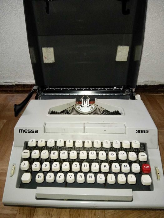 Máquina de escrever antiga marca Messa