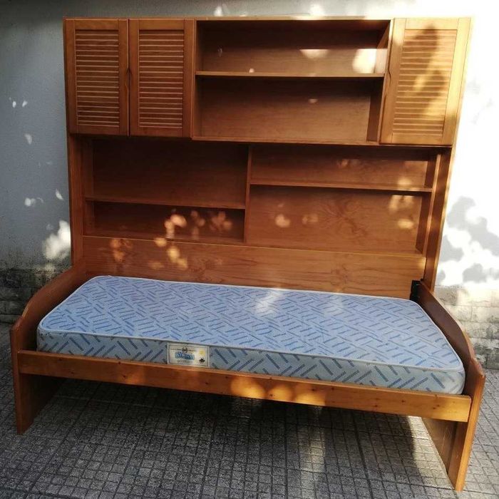 Estante-cama-colchão, individual (medidas na foto – 1,92mx1,92mx1,08m)