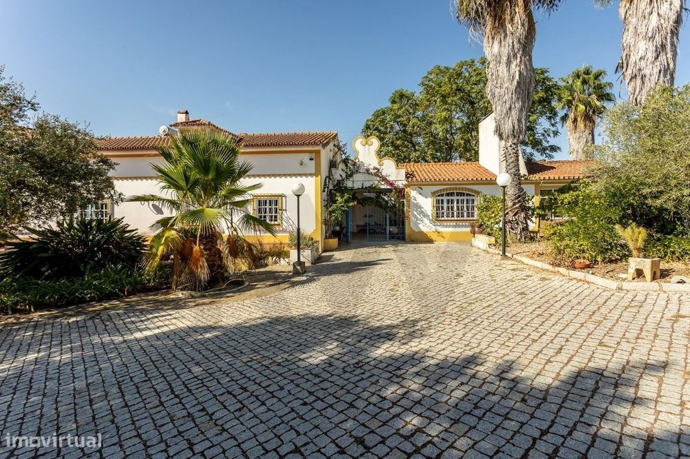 Quinta com duas moradias, piscina e amplos jardins em Pavia
