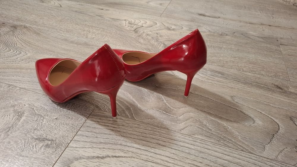 Czerwone szpilki buty na obcasie