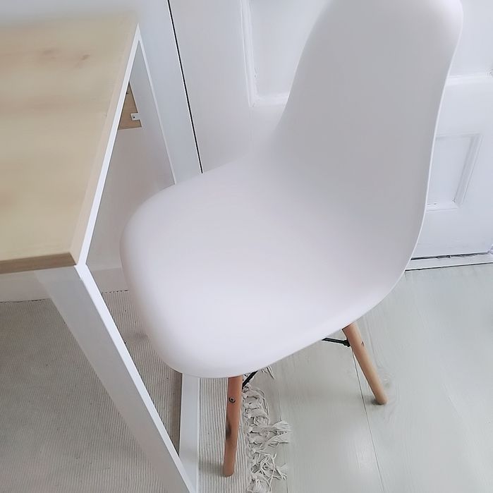 Mesa e 2 cadeiras.