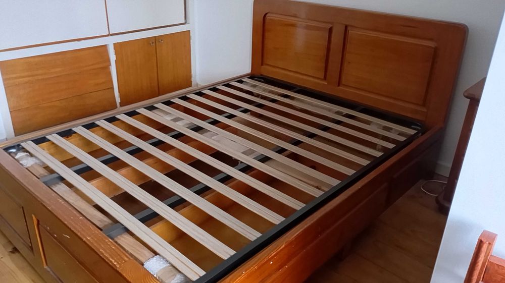Cama de casal em madeira maciça
