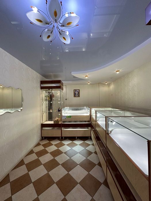 Продаж комерційної нерухомості: офіс та магазин