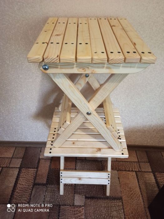 Складний стілець, міцний та зручний.