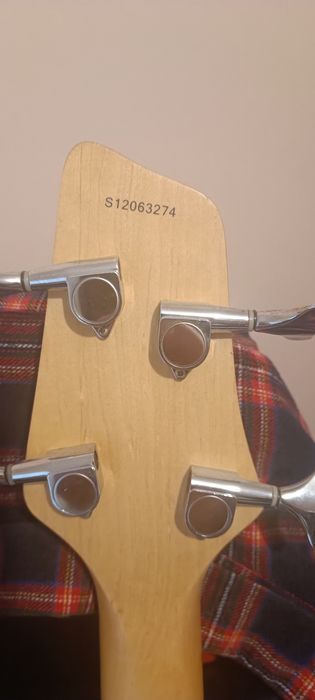 Leworęczna gitara basowa Washburn t14