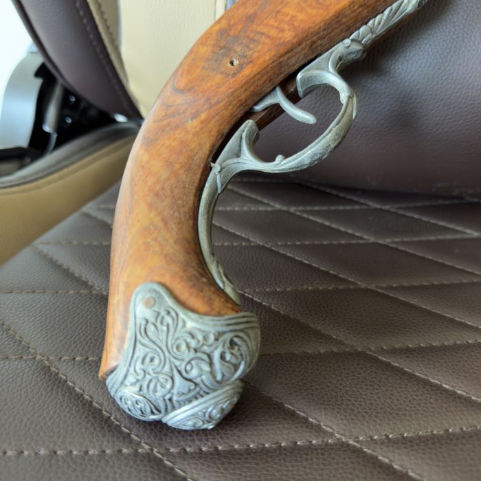 Pistola flintlock antiga ornamentada – peça decorativa
