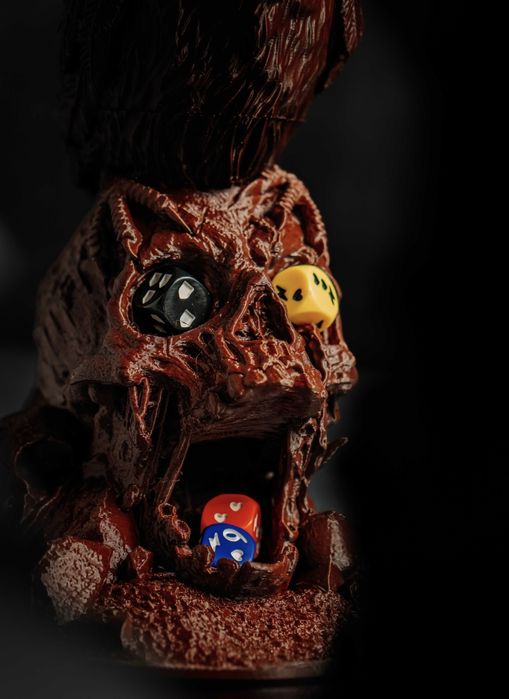 Wieża do kości Kruczy Król zgodna z D&D Pathfinder Warhamm.