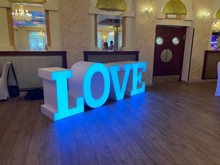 Napis Miłość , stół LOVE , Love , czerwone serce i 18
