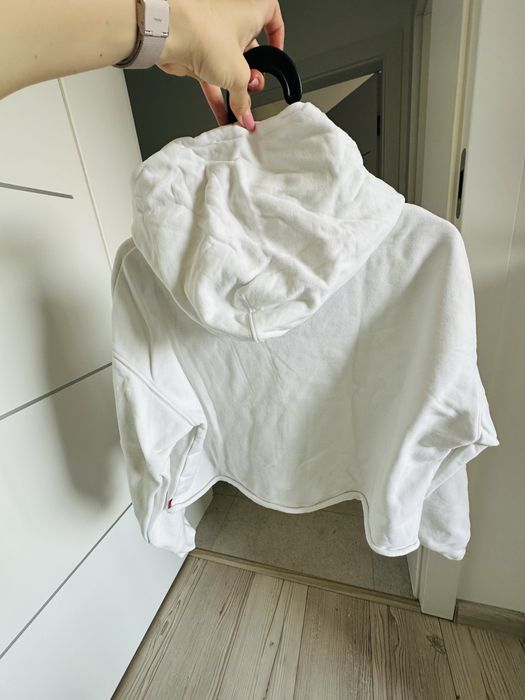 Bluza Levi’s biała z kapturem czerwone cekiny rozm.S