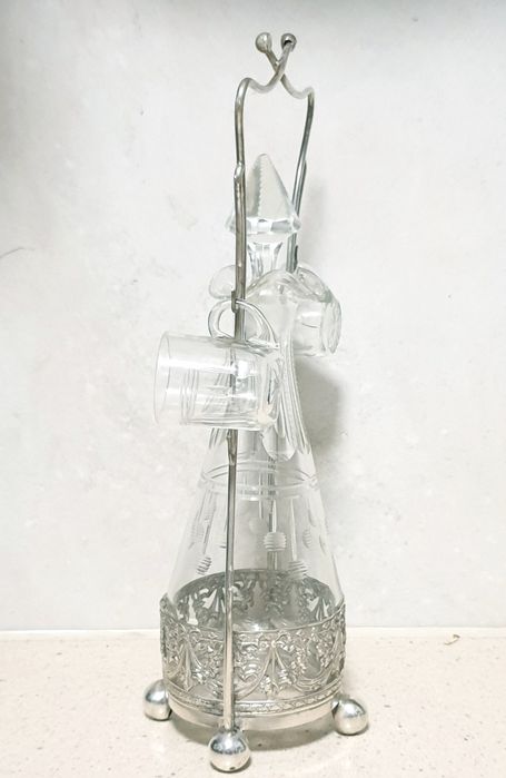 Antiga licoreira em cristal com suporte com banho em prata