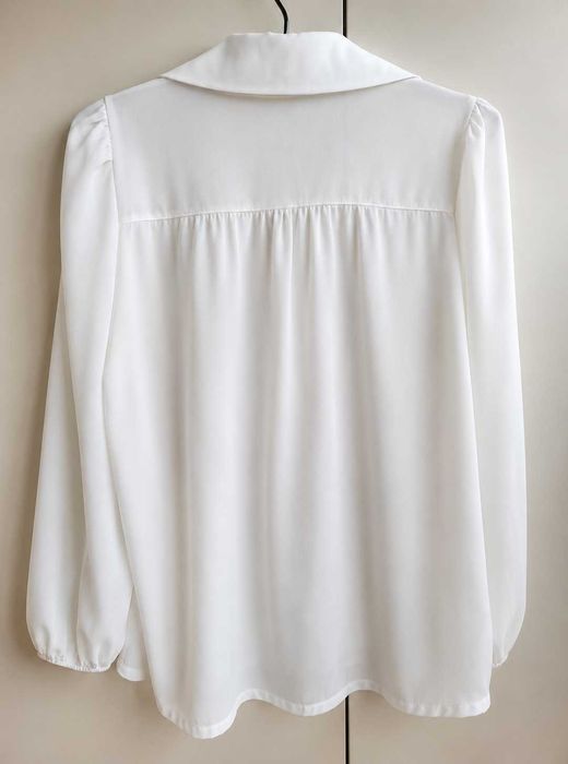 Camisa Branca Meia-Manga com Bordado Flores