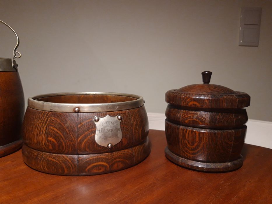Antigo conjunto de recipientes britânicos de madeira com inscrições