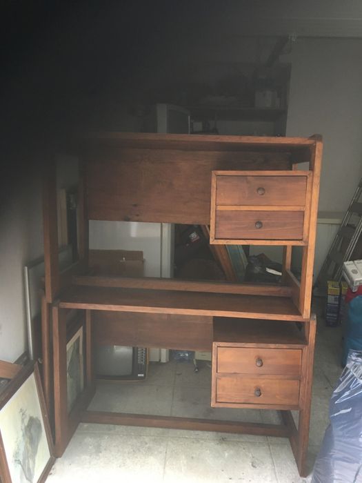 Vendo 2 secretarias com cadeiras e gavetas em pinho maciço