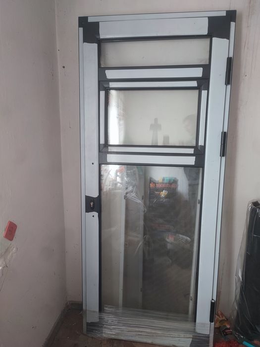 Алюминиевая дверь