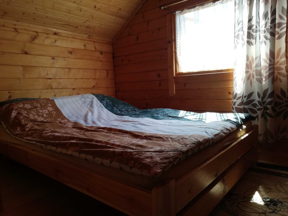 Domek letniskowy na Mazurach nad jeziorem, z linią brzegową jeziora