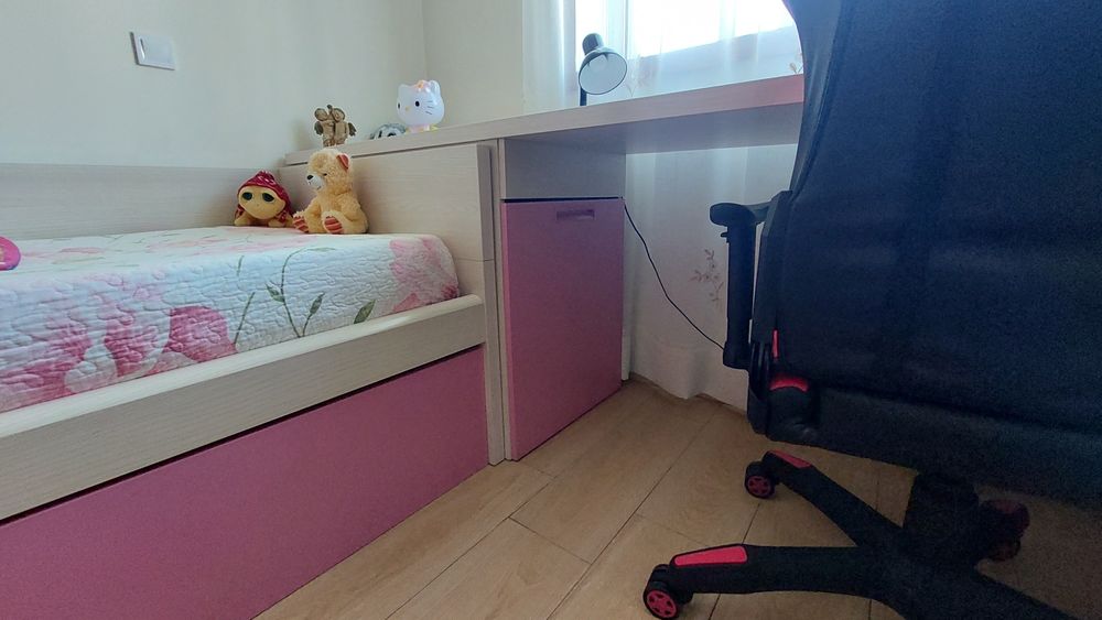 Conj. Cama, colchão, secretária e cadeira pro