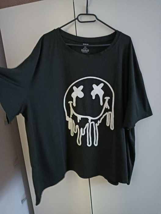 Czarny t-shirt damski z buźką Shein Curve