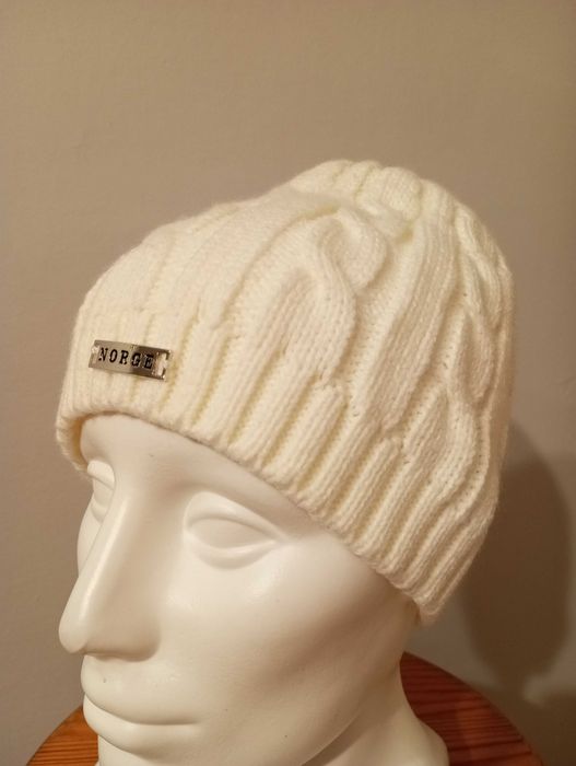 Norge Biała czapka w warkocze rozm.54-58