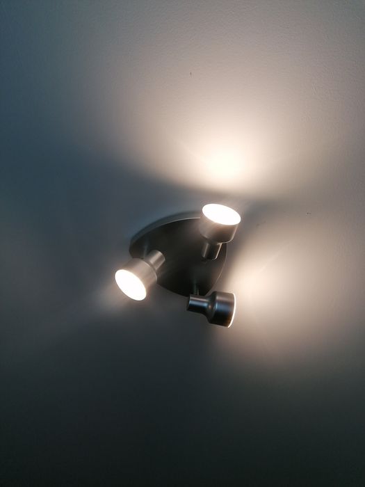 Candeeiro de teto em bom estado