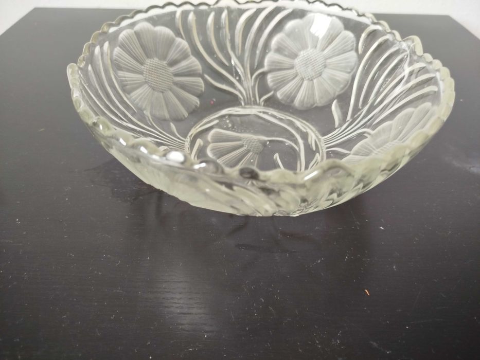 Uma saladeira redonda pequena de vidro