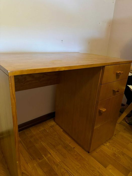 Mobília para quarto (mesa cabeceira e secretária)