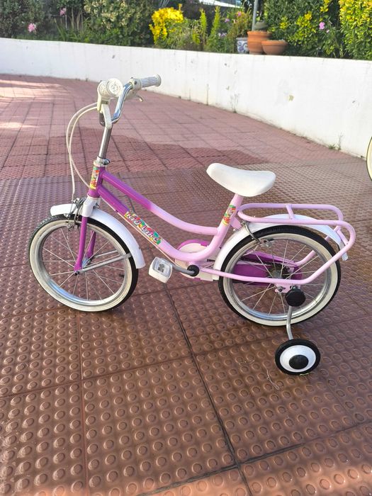 bicicleta antiga de criança com rodas de apoio