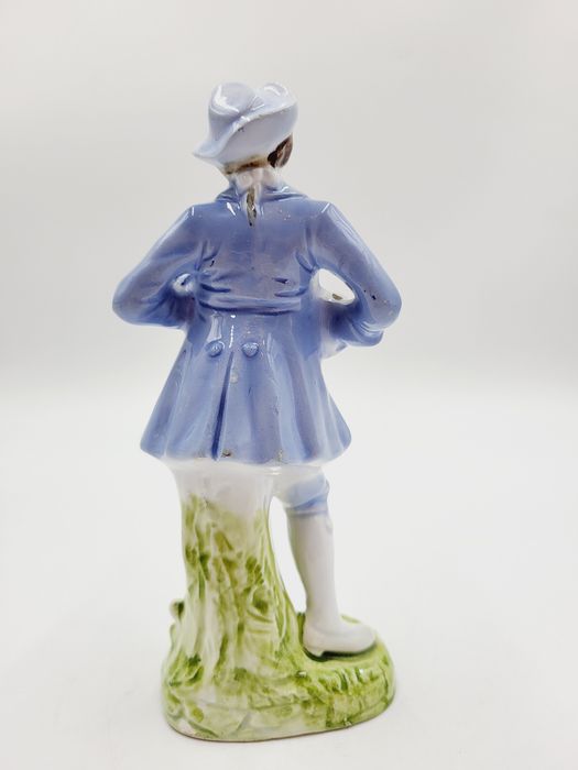 Ceramiczna pastelowa figurka muzykanta grajka z harmonią