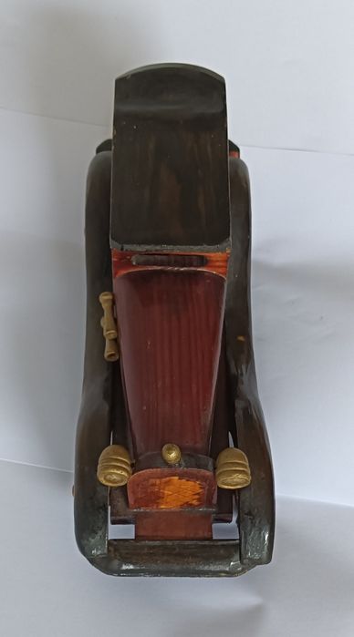 Conjunto de 3 carros em madeira.