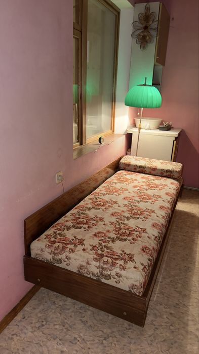 Меблі шкаи, софа, телевізор