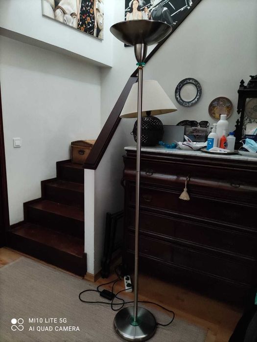 Candeeiro de pé bonito, luz de intensidade regulavel.