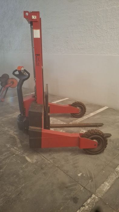 Porta paletes eléctrico todo o terreno