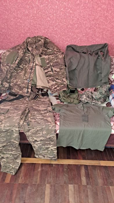 Берці 42р та інше взуття 42р, одяг 48-50р, нове,  омуніція для військового