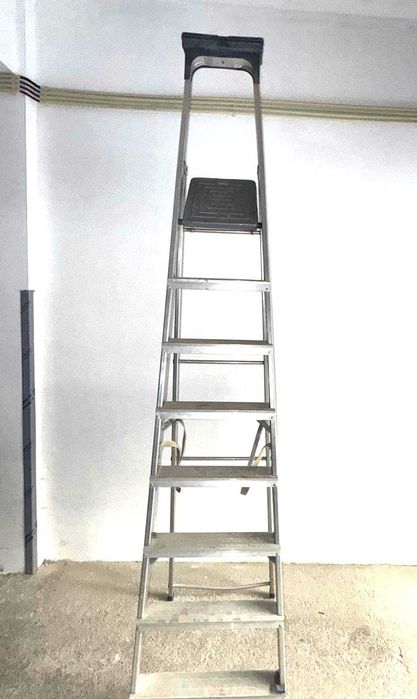 Escadote de 8 degraus em alumínio