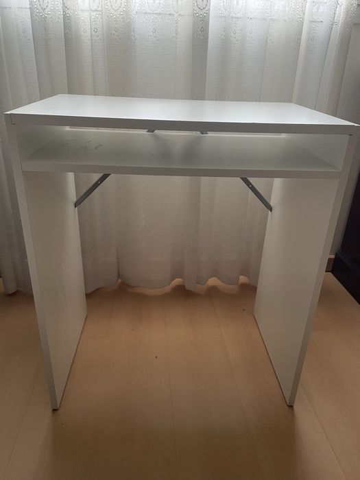 Mesa branca com uma prateleira - Ikea