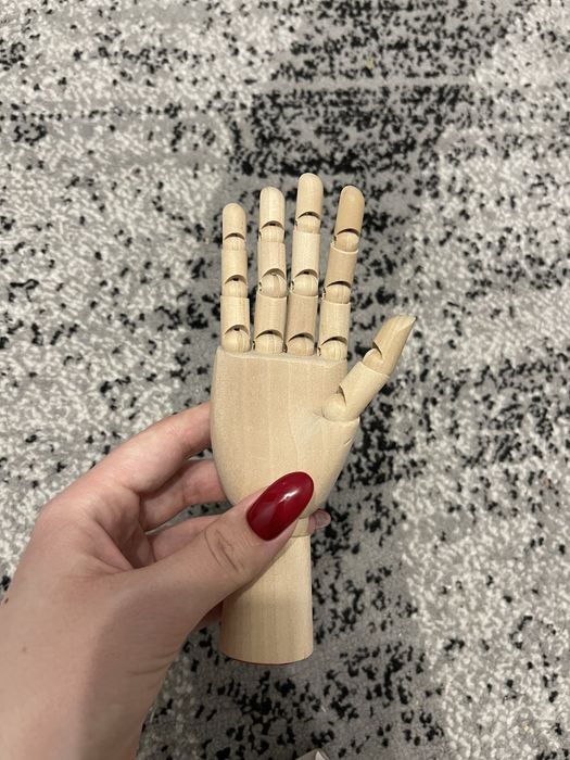 Модель права рука рухома