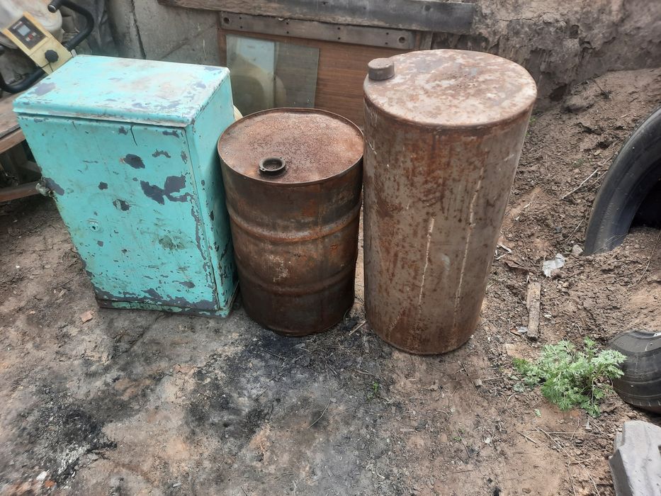 Продам металлический сейф,бочки,канистры
