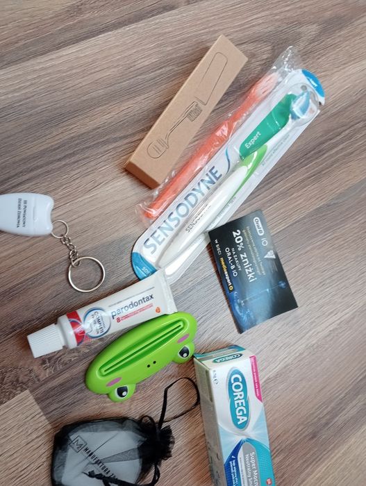 Kosmetyczka+gadżety do higieny jamy ustnej