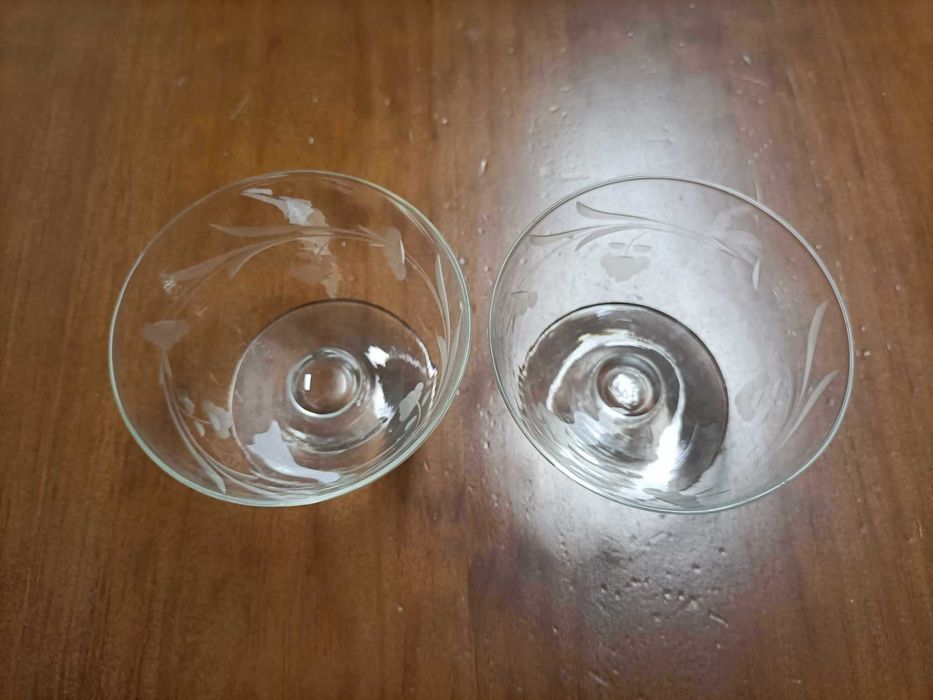 Duas antigas Tacinhas de vidro fininho trabalhado