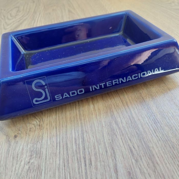 Cinzeira azul com logo institucional