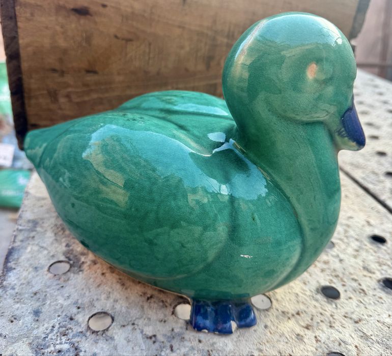 Pato em cerâmica antigo