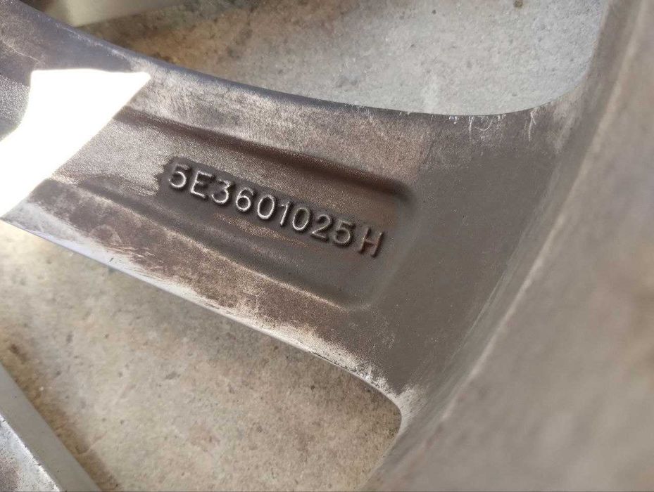 Оригинальные диски 5e3601025h  Audi Skoda VW Seat R18, 5*112 в комплекті з гумою
