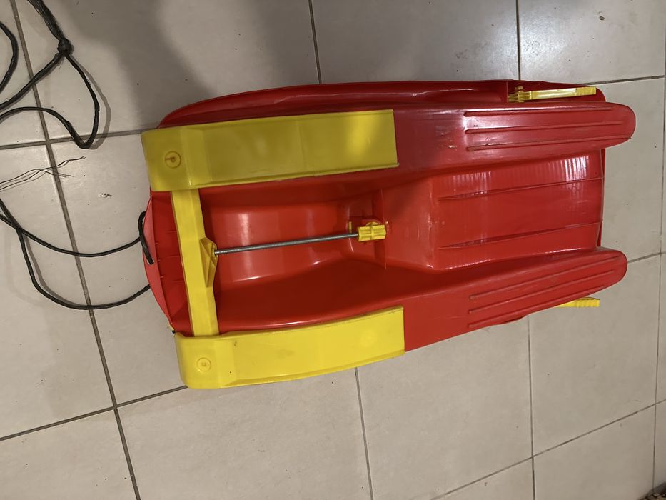 Trenó de neve, com volante e travões de mao