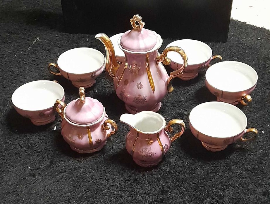 Serviço de chá lilás em cerâmica fina.