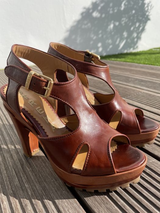 Sandalias pele castanha Strena