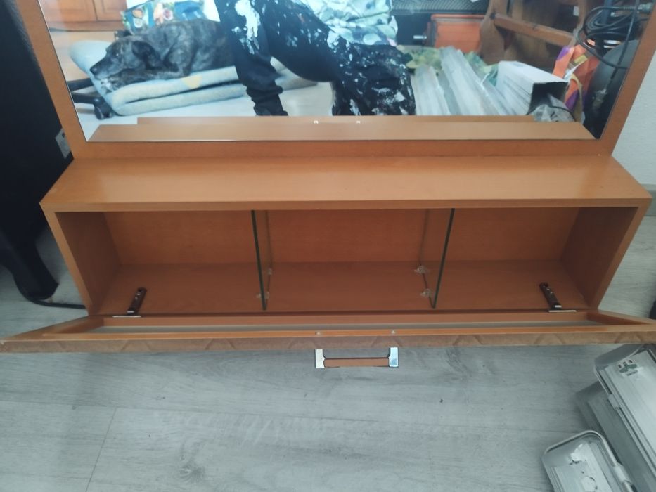 Móvel com espelho e gaveta de arrumação