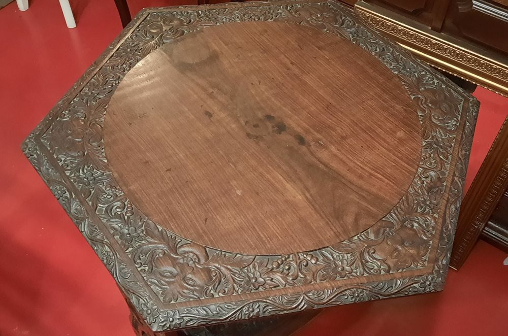 Mesa de madeira antiga talhada.