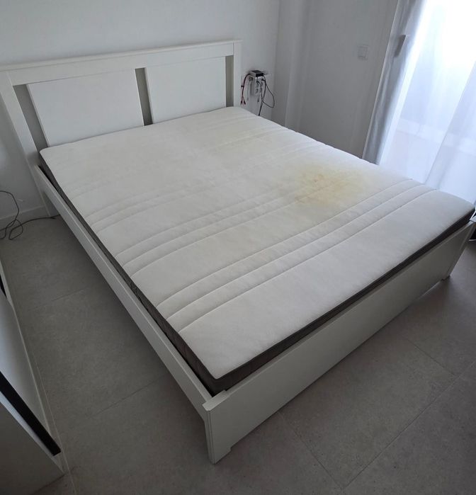 Cama e estrato sem colchão