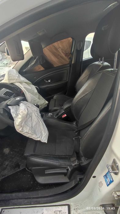 Vende-se carro Batido/ partes (peças) Megane cor Branca 2012